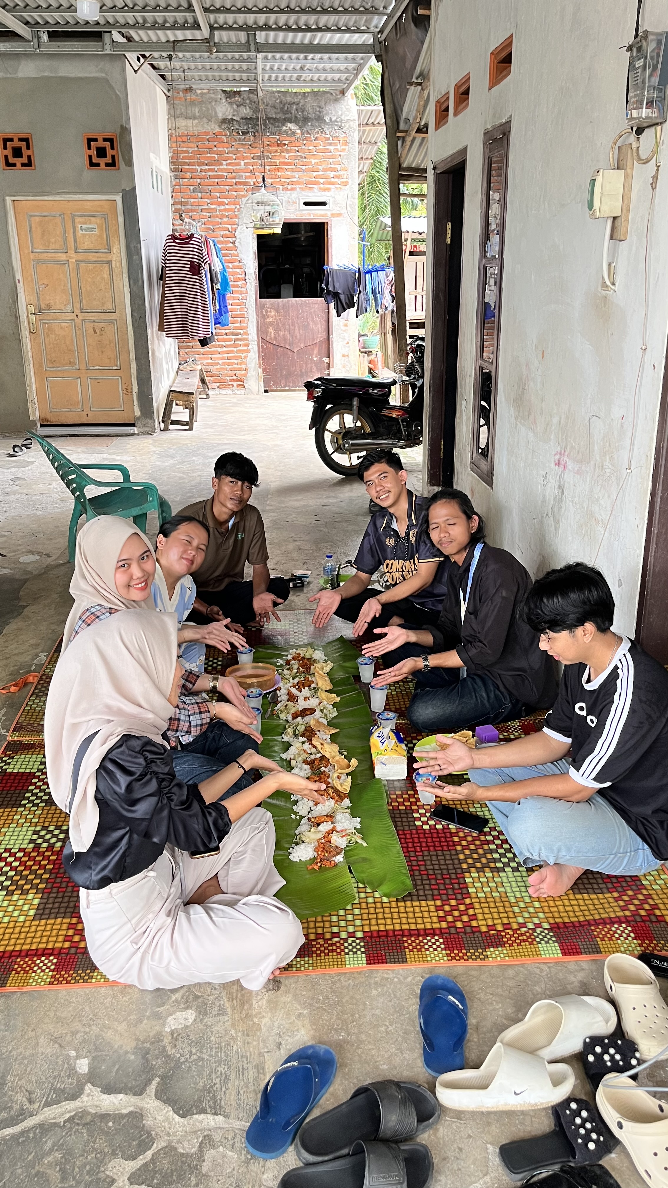 Makan bersama anggota kkn kelompok 19